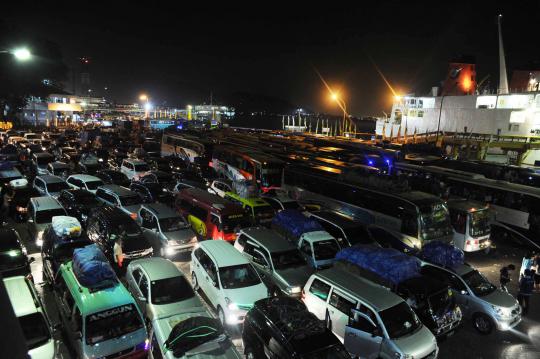 Ribuan kendaraan pemudik di Pelabuhan Merak