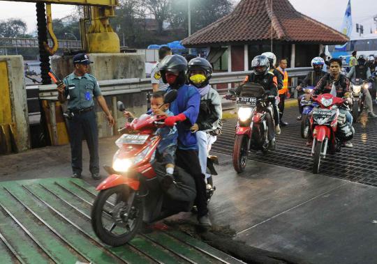 Arus mudik di Merak semakin padat