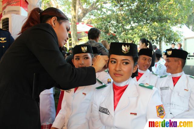 Foto Mega Ayundya pembawa bendera pusaka di Istana 