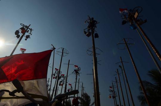 67 pohon pinang meriahkan pesta rakyat HUT RI