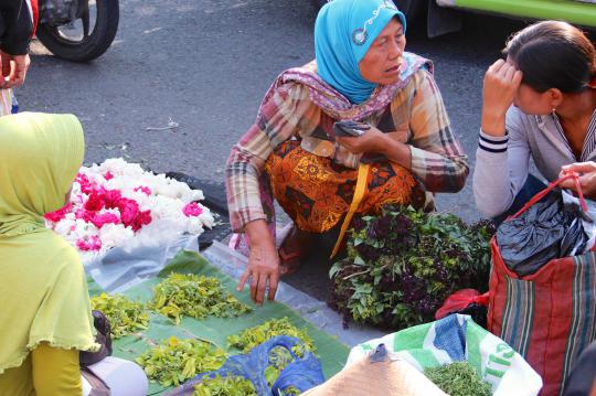 Aktivitas pedagang bunga tabur Jalan Kyai Saleh Semarang
