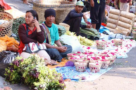 Aktivitas pedagang bunga tabur Jalan Kyai Saleh Semarang