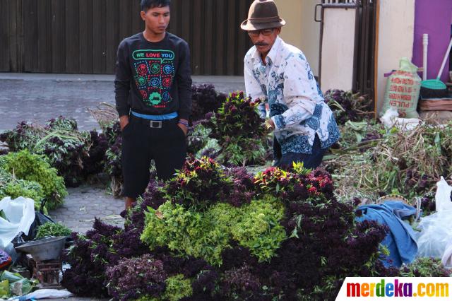 Foto : Aktivitas pedagang bunga tabur Jalan Kyai Saleh 