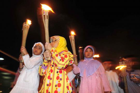 Pawai obor dan kembang api hiasi malam takbiran