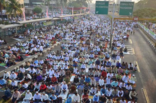 Melaksanakan salat Idul Fitri 1433 H