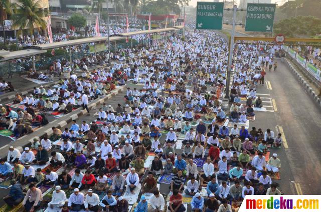 Foto : Melaksanakan salat Idul Fitri 1433 H merdeka.com