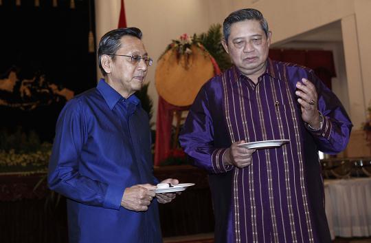 SBY salaman dengan Taufiq Kiemas dan Puan Maharani