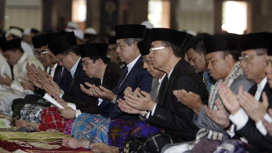 SBY salaman dengan Taufiq Kiemas dan Puan Maharani