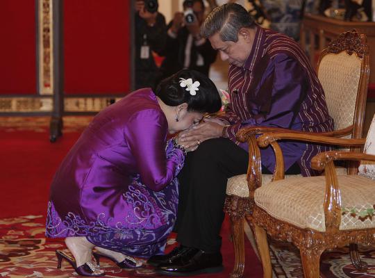 SBY salaman dengan Taufiq Kiemas dan Puan Maharani