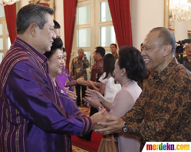 Foto SBY salaman dengan Taufiq Kiemas dan Puan Maharani 