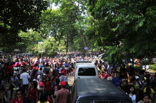 Libur lebaran, ribuan warga padati kebun binatang Ragunan