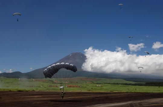 Latihan militer pasukan bela diri Jepang