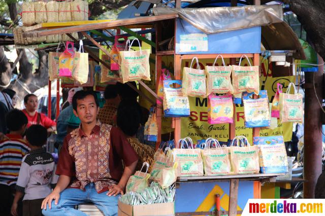 Foto : Belanja oleh-oleh Jawa Tengah di jalan Pandanaran 