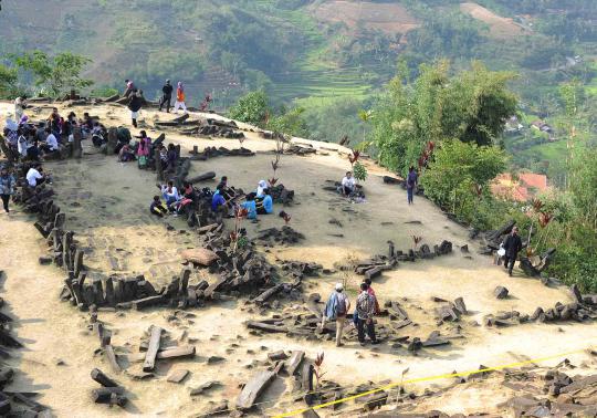 Menikmati keindahan panorama Gunung Padang