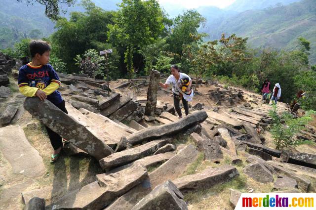 Foto : Menikmati keindahan panorama Gunung Padang merdeka.com