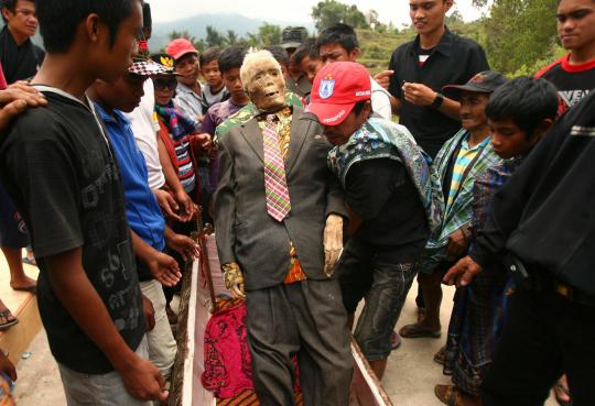 Ritual ganti pakaian mayat leluhur Toraja