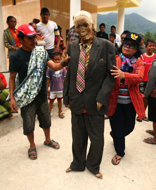 Ritual ganti pakaian mayat leluhur Toraja