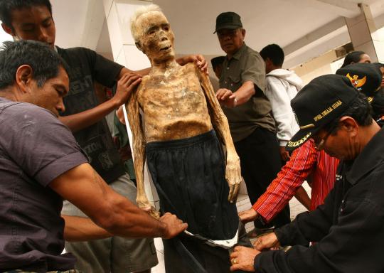 Ritual ganti pakaian mayat leluhur Toraja