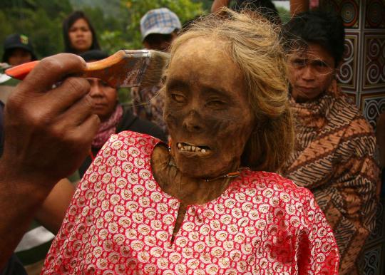 Ritual ganti pakaian mayat leluhur Toraja