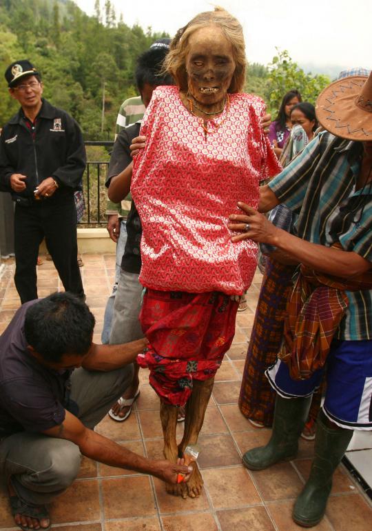 Ritual ganti pakaian mayat leluhur Toraja