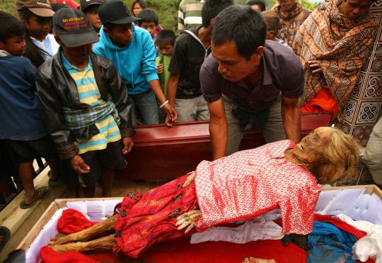 Ritual ganti pakaian mayat leluhur Toraja