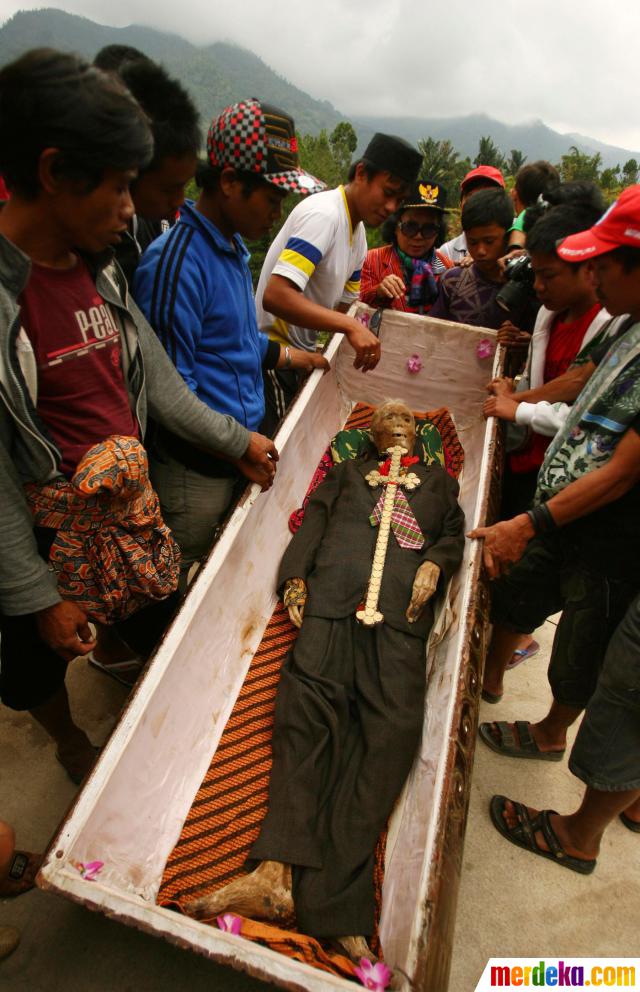 Foto : Ritual ganti pakaian mayat leluhur Toraja merdeka.com