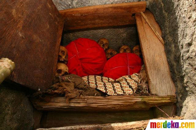 Foto Ritual Ganti Pakaian Mayat Leluhur Toraja