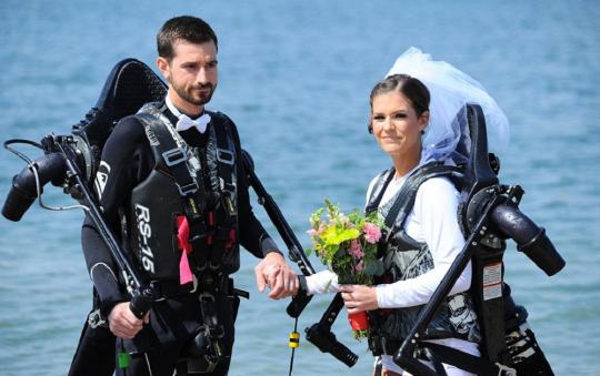 Pernikahan spektakuler di atas laut