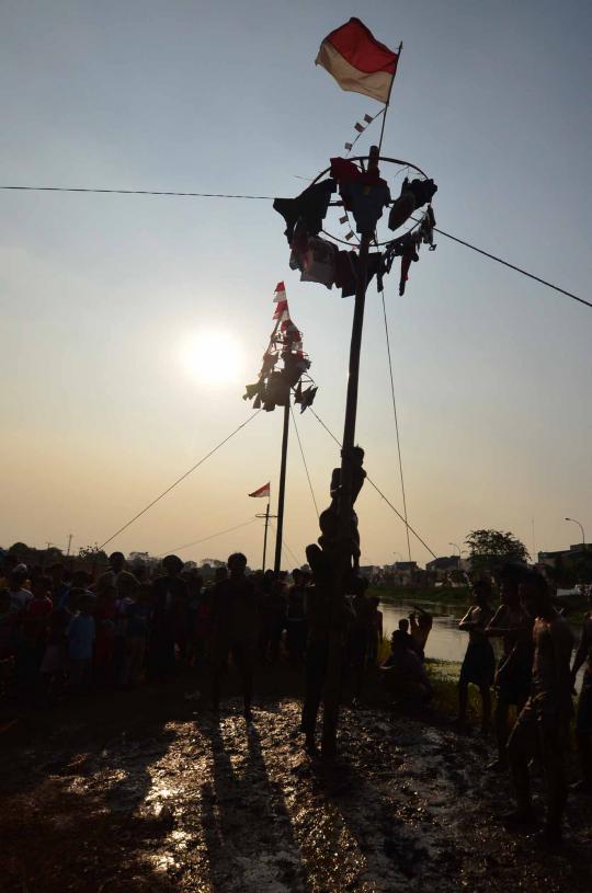 Lomba panjat pinang lebaran