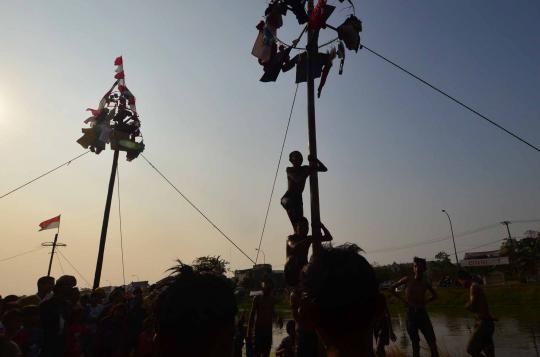 Lomba panjat pinang lebaran