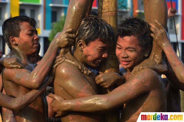 Foto : Lomba panjat pinang lebaran merdeka.com