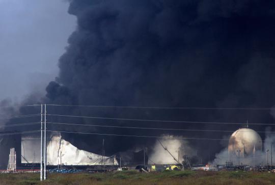 Kilang minyak terbesar di Venezuela terbakar hebat