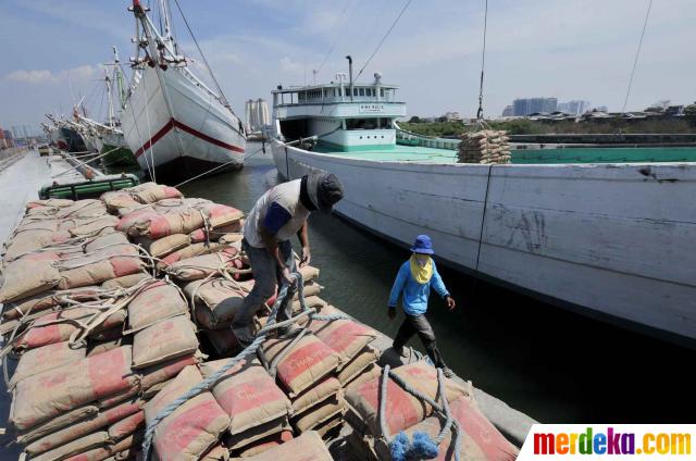 Foto Aktivitas Bongkar Muat Semen Di Pelabuhan Sunda Kelapa