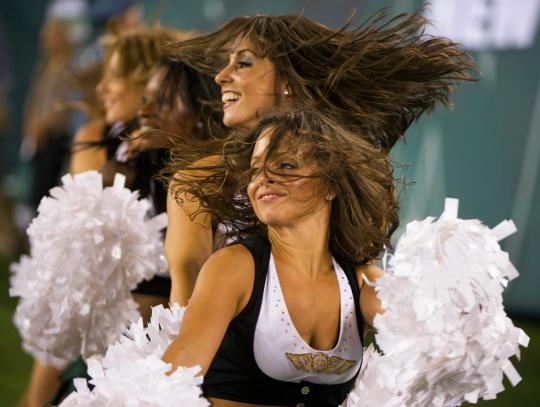 Cheerleaders seksi hibur pertandingan NFL