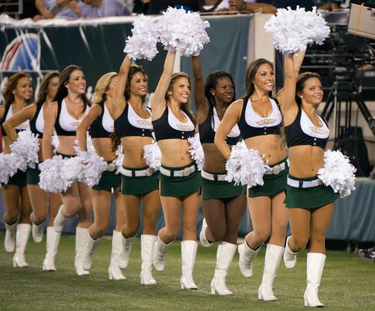 Cheerleaders seksi hibur pertandingan NFL