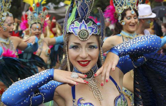 Penari seksi ramaikan karnaval Notting Hill