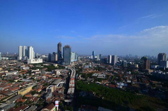 Melihat keindahan panorama kota Jakarta menjelang senja