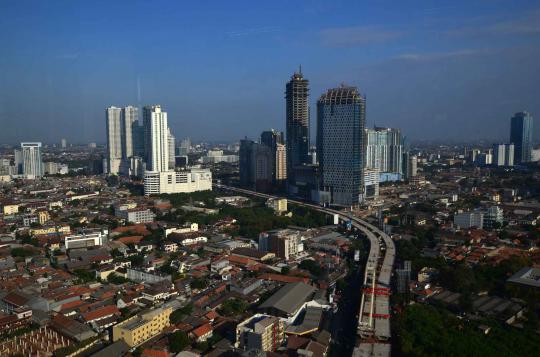 Melihat keindahan panorama kota Jakarta menjelang senja