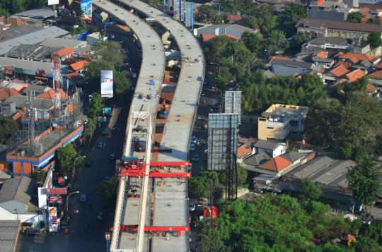 Melihat keindahan panorama kota Jakarta menjelang senja