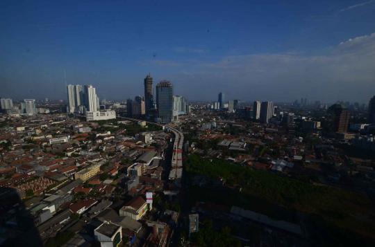 Melihat keindahan panorama kota Jakarta menjelang senja