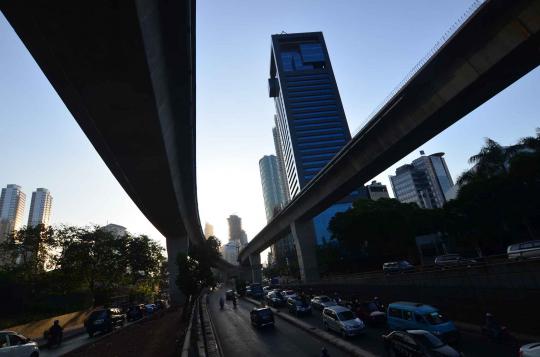 Melihat keindahan panorama kota Jakarta menjelang senja