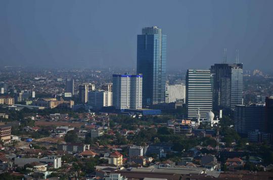 Melihat keindahan panorama kota Jakarta menjelang senja