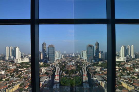 Melihat keindahan panorama kota Jakarta menjelang senja