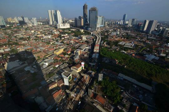 Melihat keindahan panorama kota Jakarta menjelang senja