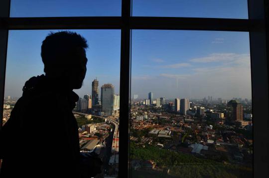 Melihat keindahan panorama kota Jakarta menjelang senja