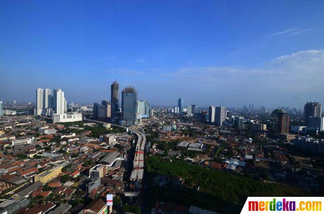 Foto Melihat keindahan panorama kota Jakarta menjelang 