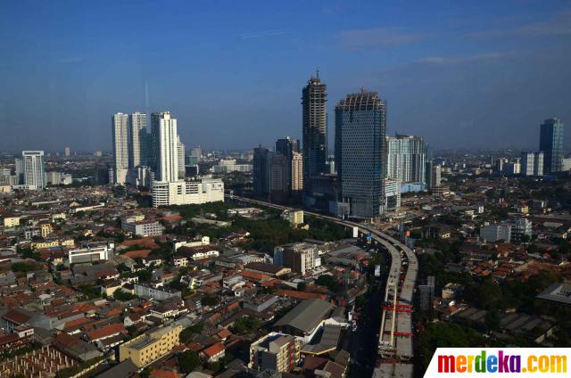 Foto Melihat keindahan panorama kota Jakarta menjelang 