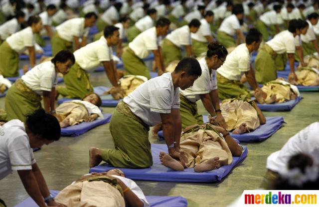 Foto : Pijat masal di Thailand pecahkan rekor dunia 