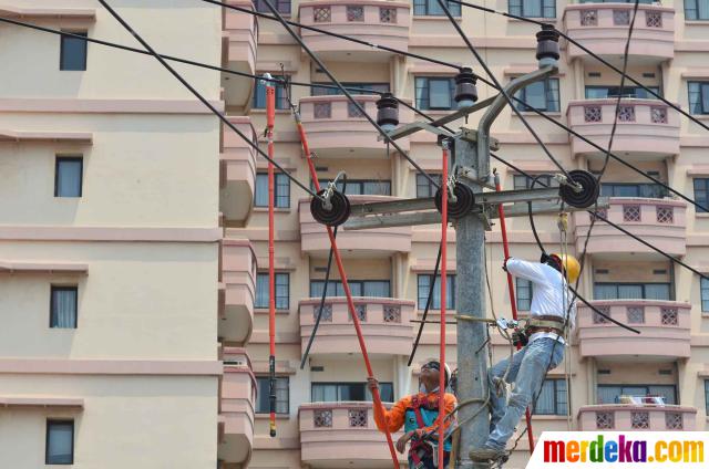 Foto : PLN relokasi gardu listrik beton merdeka.com