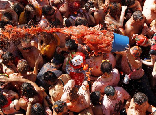 Festival perang tomat di Spanyol